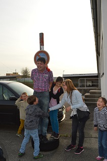 Foto vom Vorsitzenden in der Hand der Kids